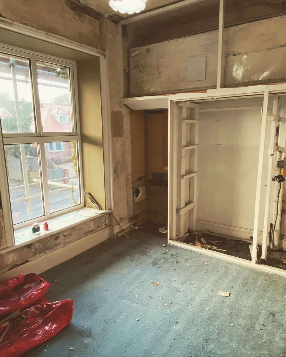 The bathroom stripped back and other demolition shots (3/10)