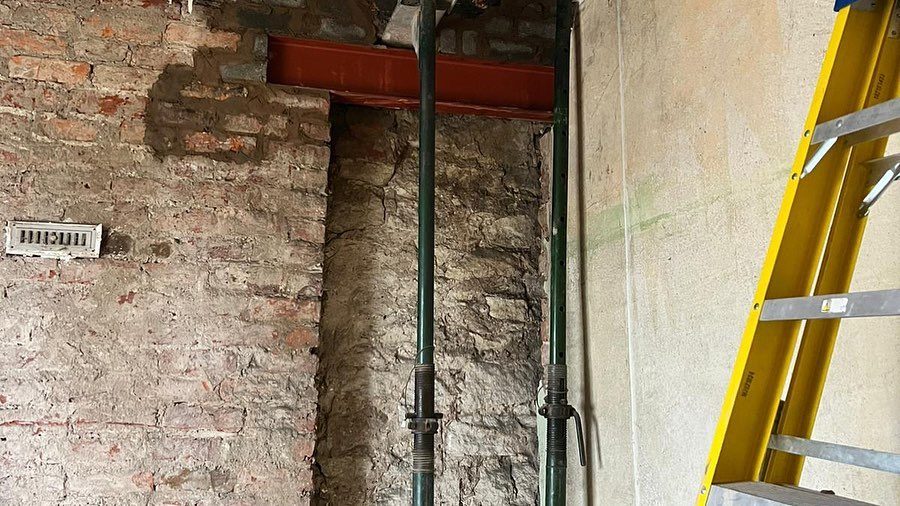 The first plasterboard going up (2/3)